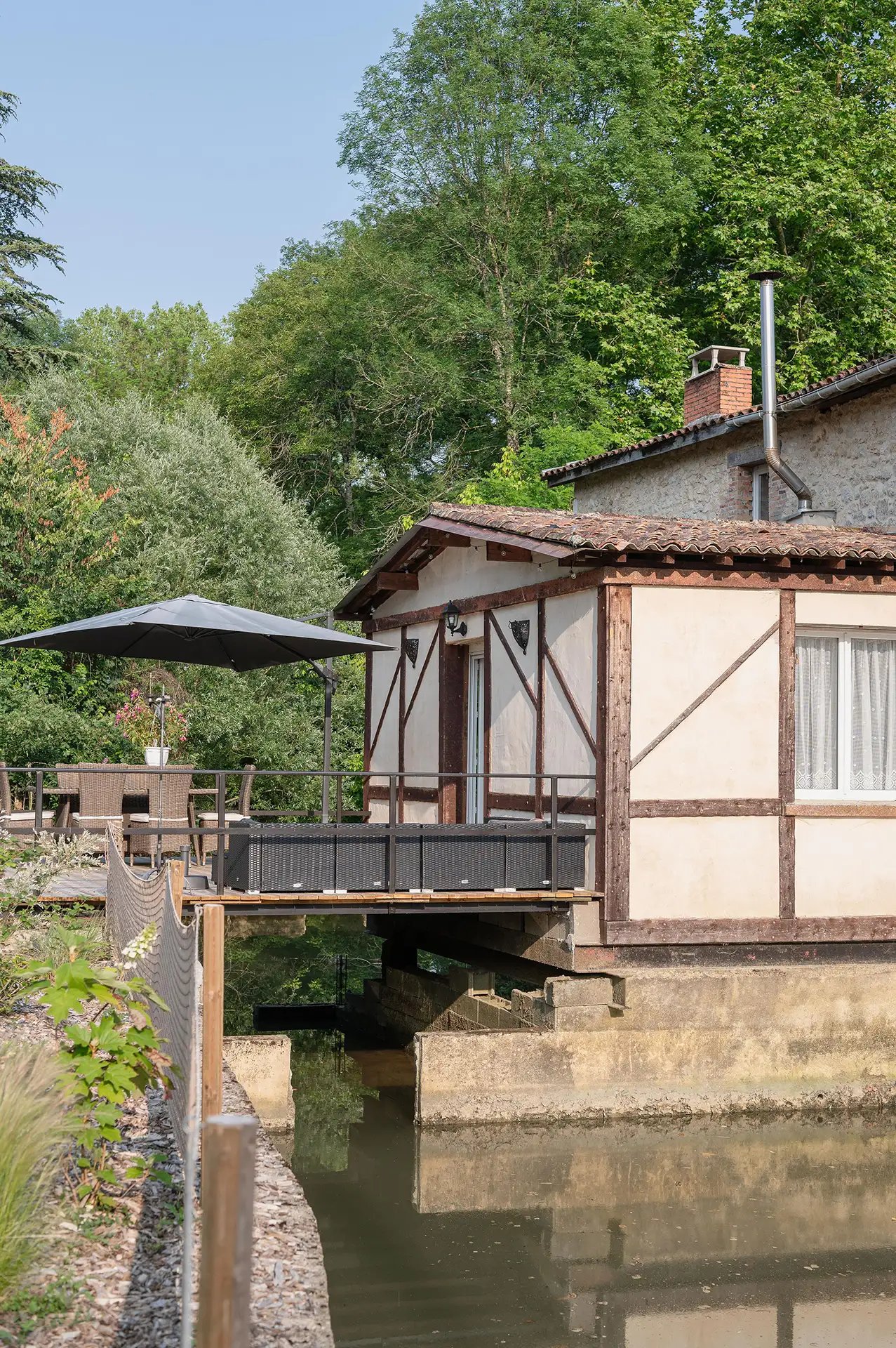 Vue extérieure du moulin à eau Ô Vieux Moulin à Duras